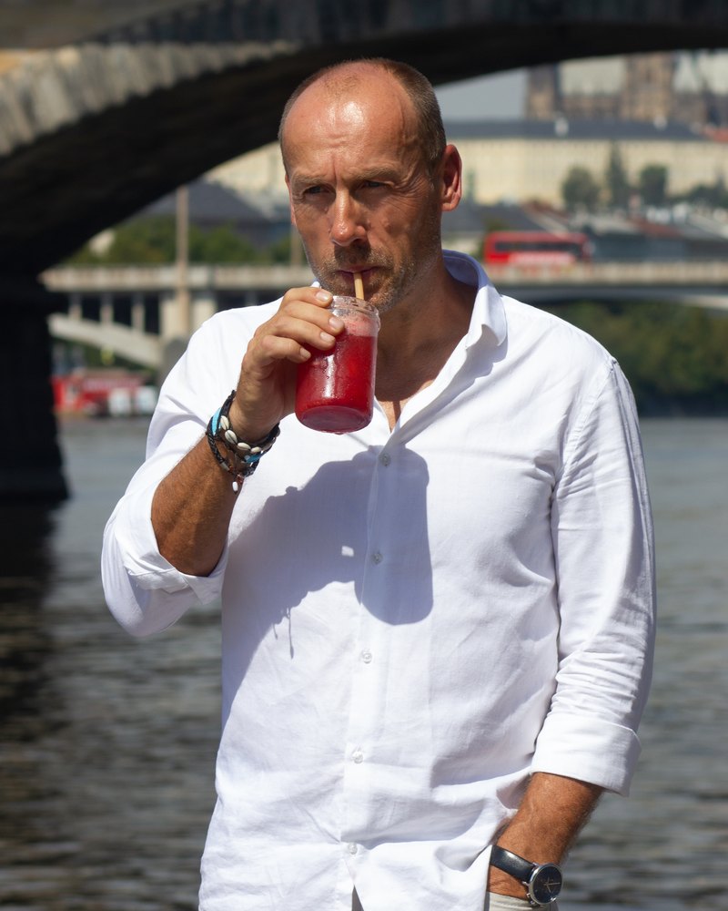 Jan Šrámek na nábřeží Vltavy